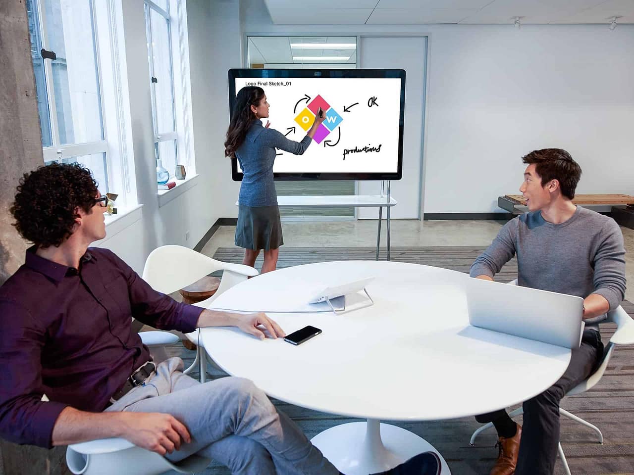 Konferenzraum mit Personen am Whiteboard auf Webex Board 85s am Touchscreen arbeitend