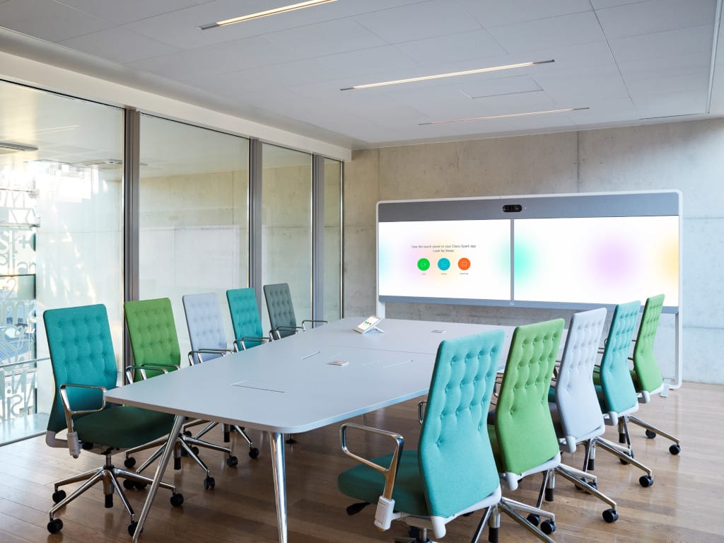Konferenzraum im modernen Design mit Cisco Webex Room bestehend aus 4k Display und Cisco Touch 10