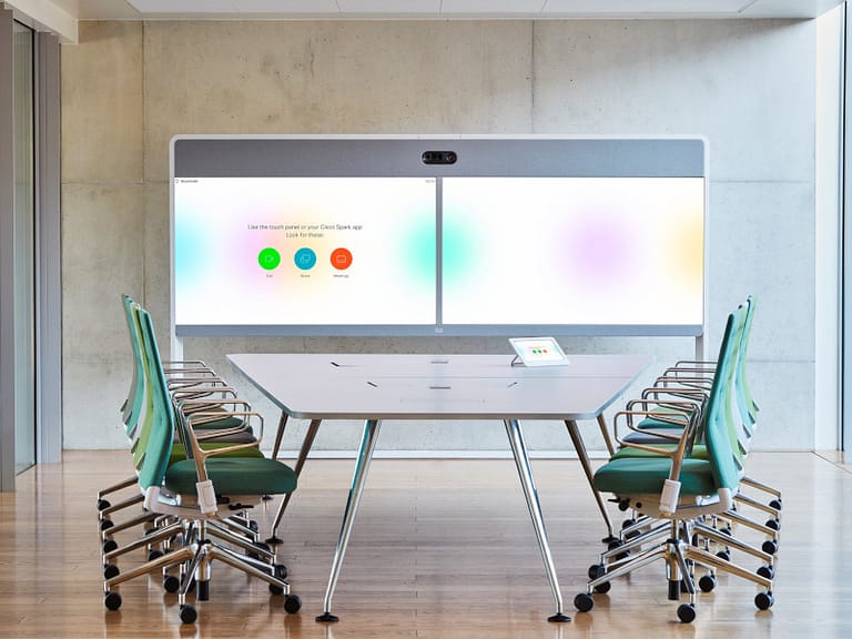 Konferenzraum im modernen Design mit Cisco Webex Room bestehend aus 4k Display und Cisco Touch 10